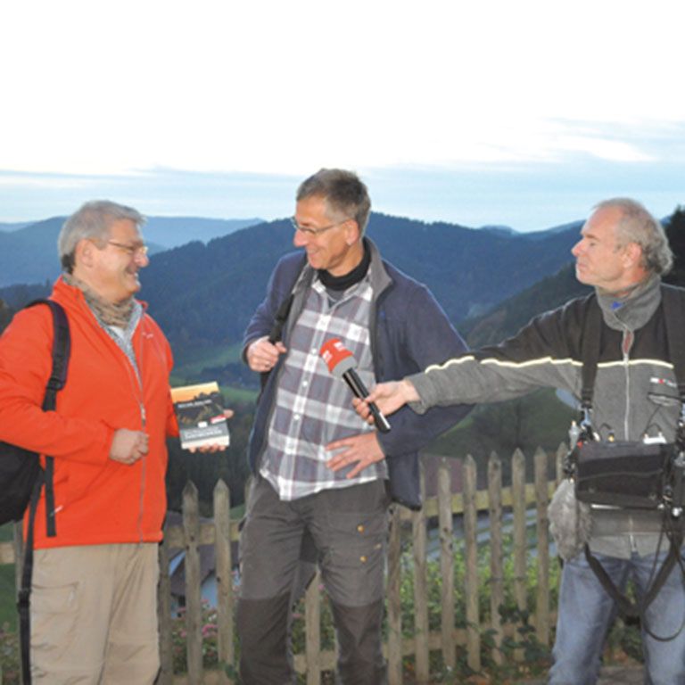 Elmar Langenbacher mit SWR-Moderator Markus Bundt bei Dreharbeiten zu dem Buch